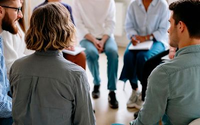 Люди на групповой терапии